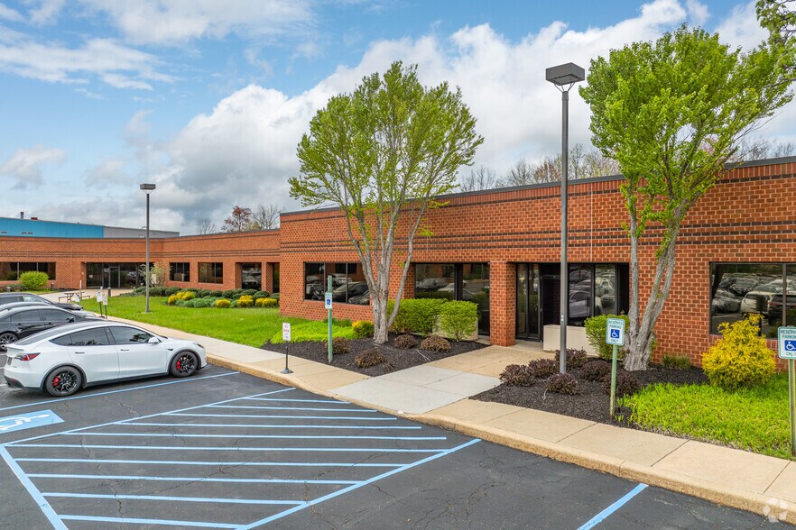 More Photos Of 100 White Clay Center Dr, Newark Unknown For Lease