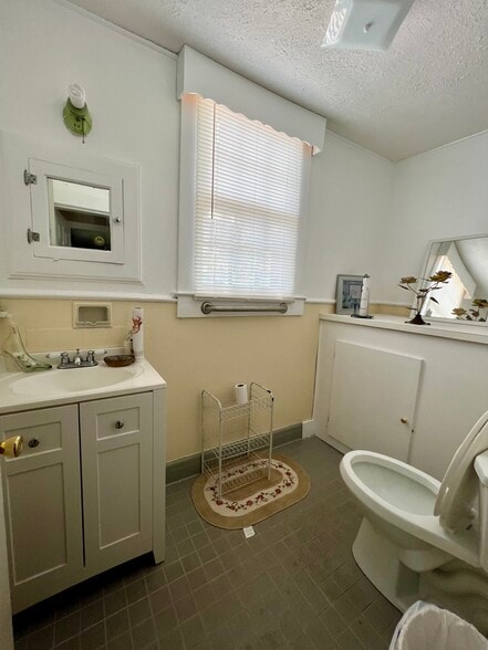 More Photos Of 100 N Fifth St, Manchester Funeral Home For Sale
