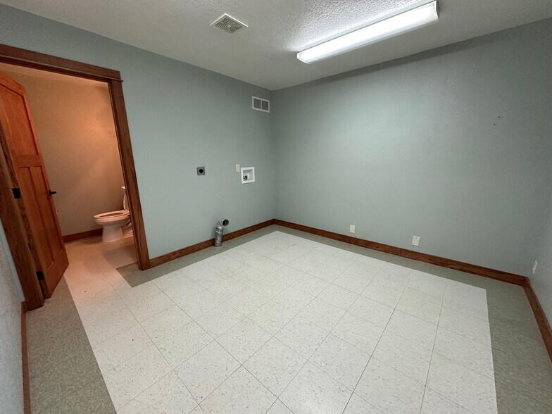 More Photos Of 820 W Summit St, Winterset Medical For Sale