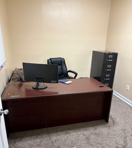 More Photos Of 916 Roanoke Ave, Roanoke Rapids Flex For Lease