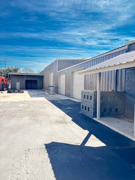 More Photos Of 116 Commercial Pl, Schertz Warehouse For Sale