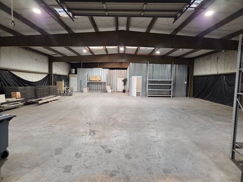 More Photos Of 3140 Lees Ln, Mobile Light Distribution For Sale