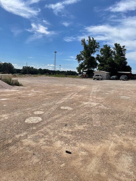 More Photos Of 1630 County Road 279, Liberty Hill Warehouse For Lease