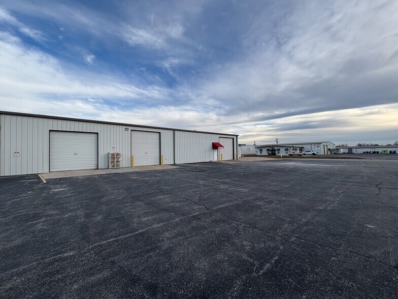 Primary Photo Of 1551 W Skyline Ave, Ozark Industrial For Lease