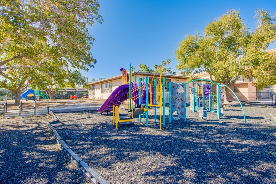 More Photos Of 1600 E Oakey Blvd, Las Vegas Schools For Sale