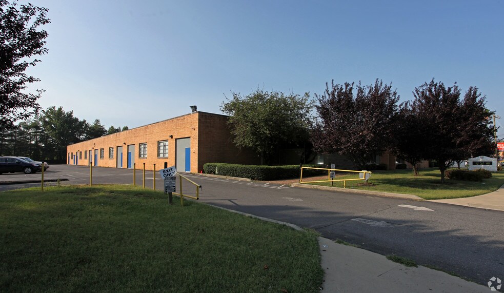 More Photos Of 5500 N Tryon St, Charlotte Schools For Lease