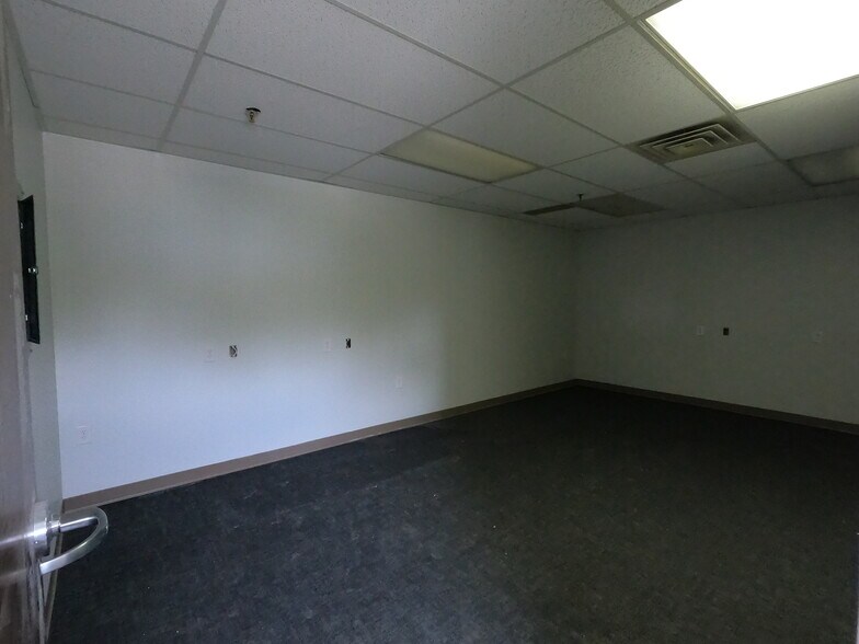 More Photos Of 845 Harrisburg Pike, Columbus Warehouse For Lease