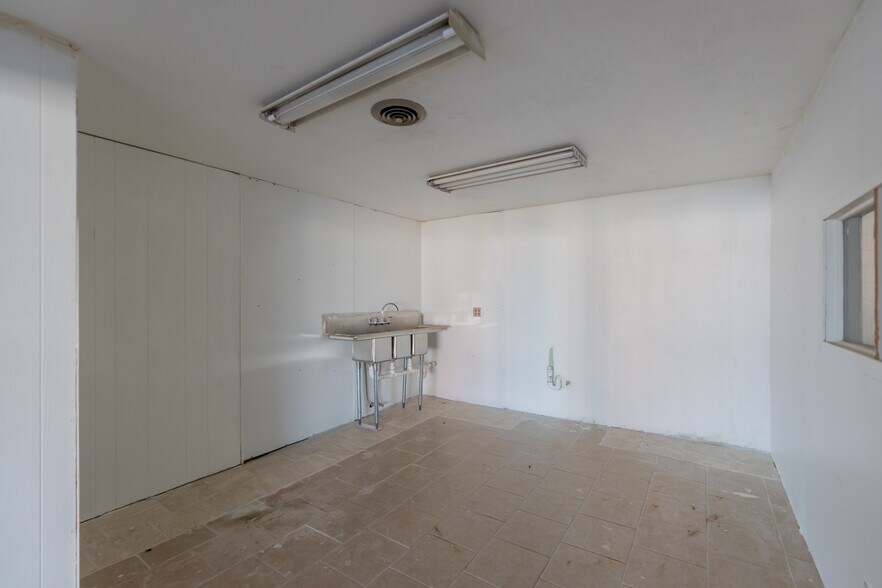 More Photos Of 221 N Cleveland Ave, Cushing Department Store For Sale