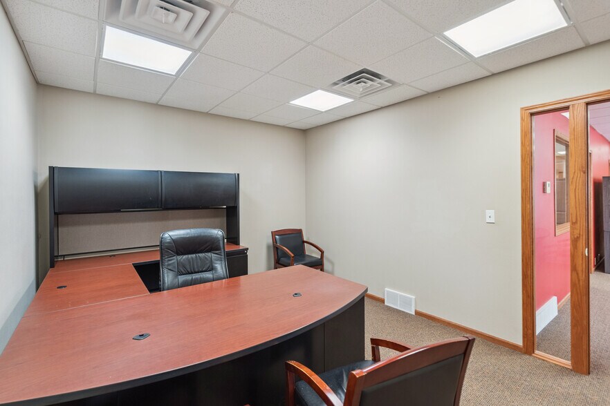 More Photos Of 101 E Linn St, Marshalltown Office For Sale