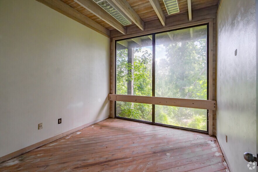 More Photos Of Hwy 363 @ FM 363 & US HWY 190, Bon Wier Warehouse For Sale