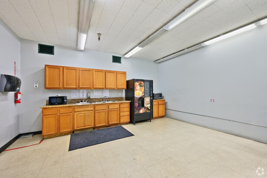 More Photos Of 2150 S Parco Ave, Ontario Manufacturing For Lease