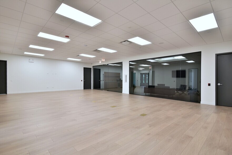 More Photos Of 6363 W 73rd St, Bedford Park Manufacturing For Lease