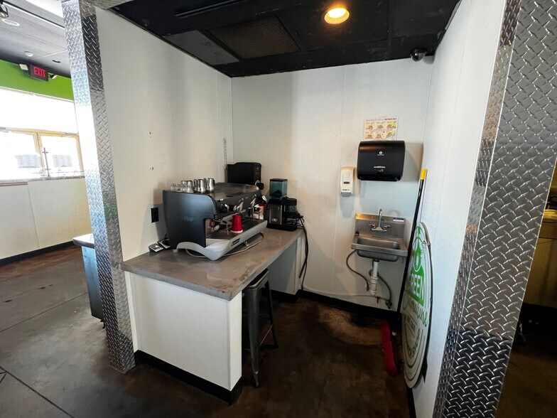 More Photos Of 1641 W 15th St, Fayetteville Freestanding For Lease