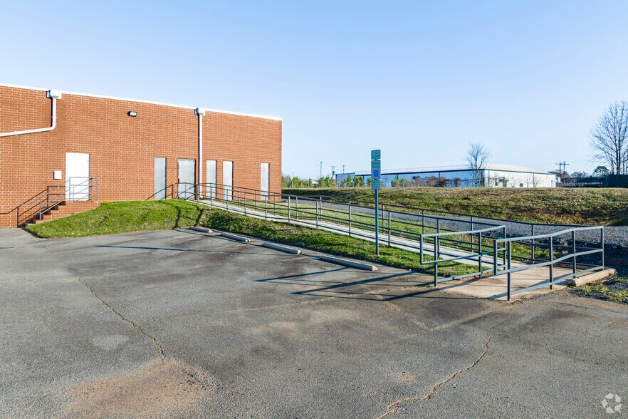 More Photos Of 619-627 Anderson St, Charlotte Light Distribution For Lease