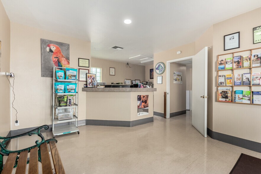 More Photos Of 20 W Dunlap Rd, Phoenix Veterinarian Kennel For Sale