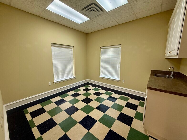 More Photos Of 641 S Broadway Ave, Tyler Unknown For Lease