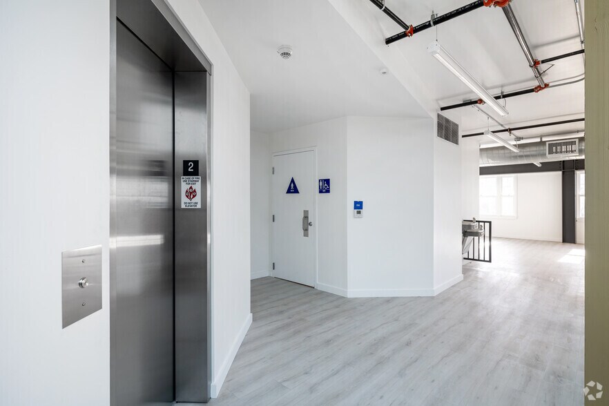 More Photos Of 1605 Ocean Front Walk, Santa Monica Storefront For Lease