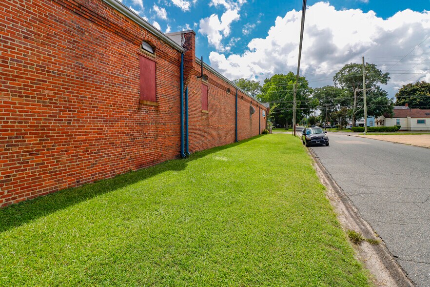 More Photos Of 827 Douglas Ave, Portsmouth Warehouse For Lease