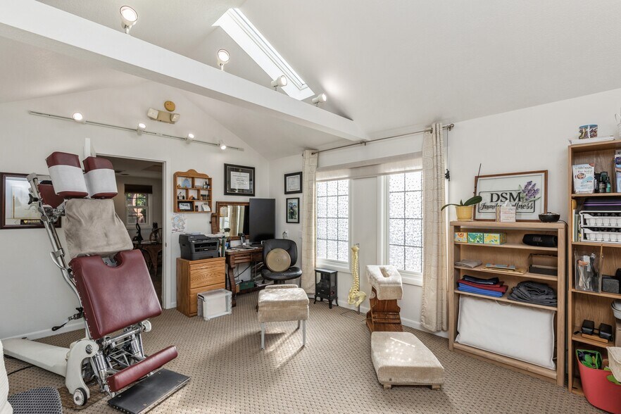 More Photos Of 324 1st St, Des Moines General Retail For Sale