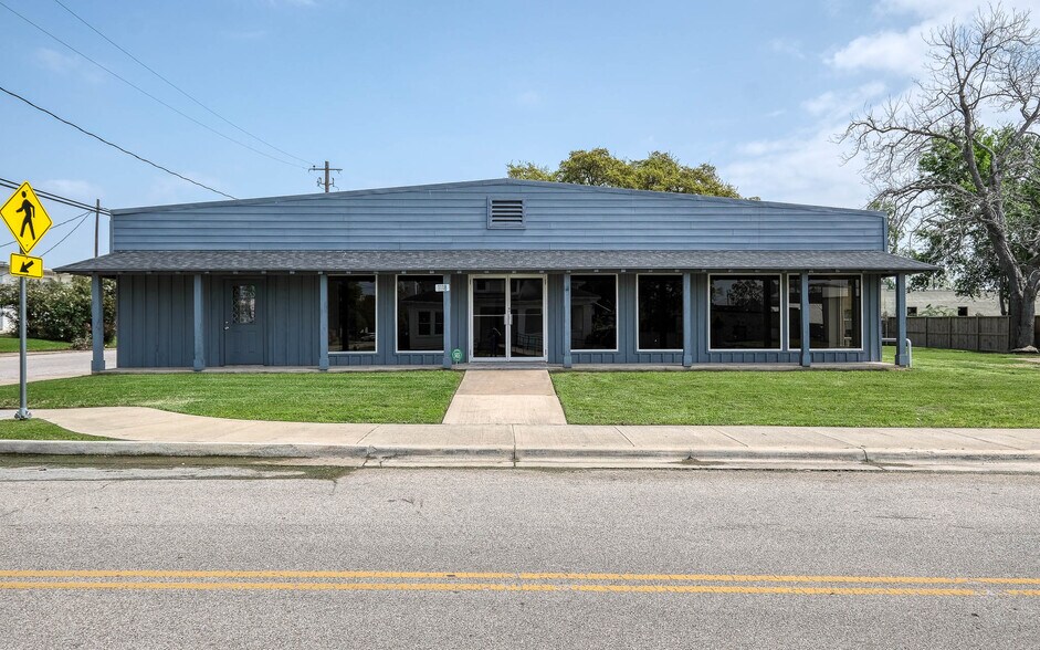 More Photos Of 1118 Smith St, Waller Showroom For Sale