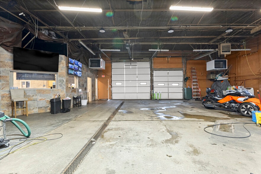 More Photos Of 8301 W Chicago, Detroit Flex For Sale