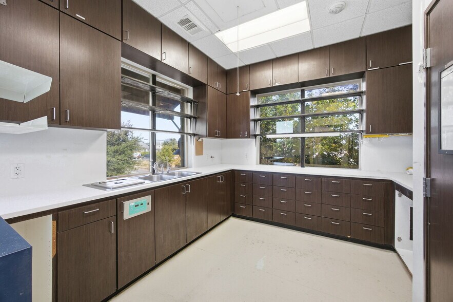 More Photos Of 4010 Sandy Brook Dr, Round Rock Medical For Sale