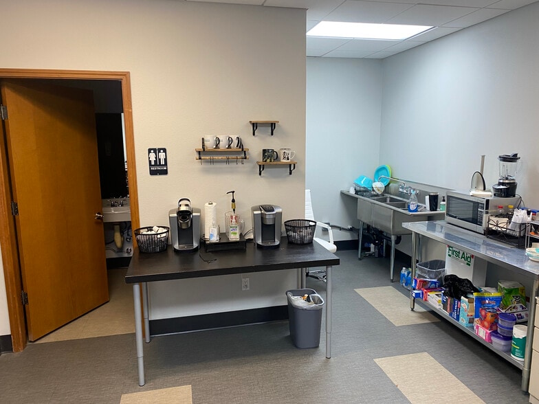 More Photos Of 418 N Kellogg St, Kennewick General Retail For Lease