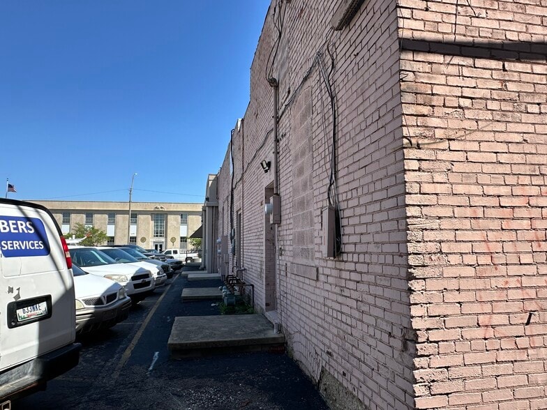 More Photos Of 201 W 3rd St, Marion General Retail For Sale