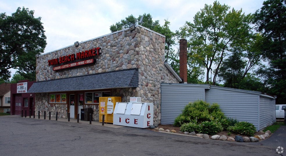 Primary Photo Of 4292-4296 Green Lake Rd, West Bloomfield Freestanding For Sale