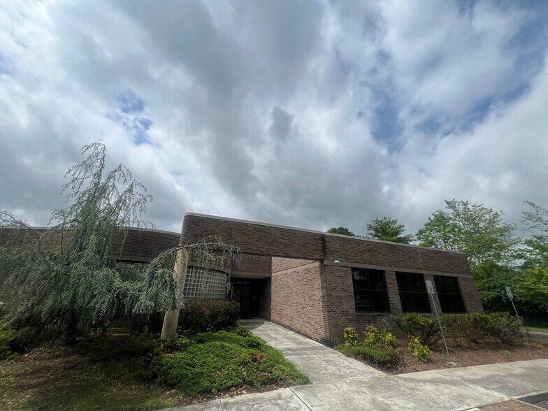 More Photos Of 1310 Centerpoint Blvd, Knoxville Medical For Sale