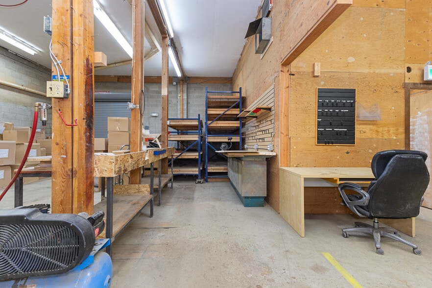 More Photos Of 2253-2265B W Railway St, Abbotsford Warehouse For Lease