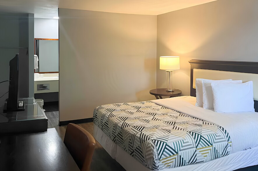 More Photos Of 100 Bulldog Blvd, Borger Hotel For Sale