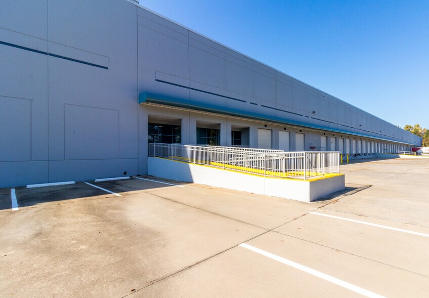 More Photos Of 3075 South Park Blvd, Ellenwood Distribution For Lease