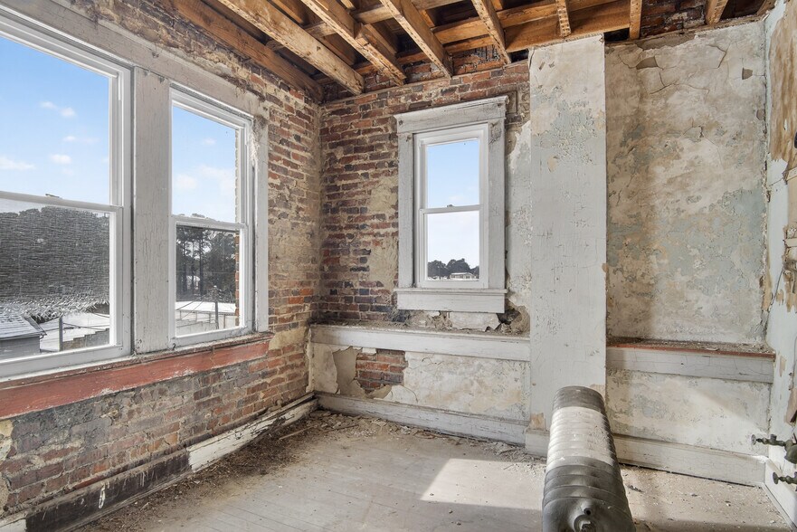 More Photos Of 104-110 S Hill Ave, South Hill Office Residential For Sale