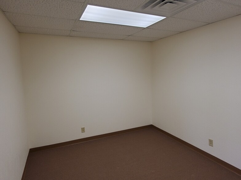 More Photos Of 5426-5440 Schertz Rd, San Antonio Flex For Lease