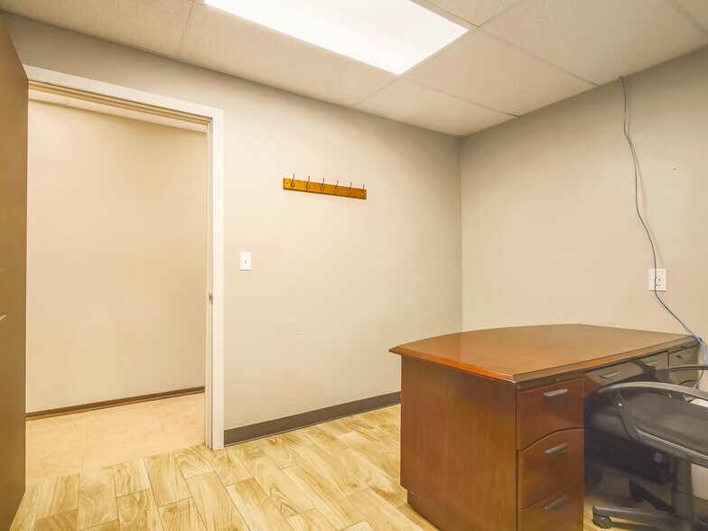 More Photos Of 401 S Ranchwood Blvd, Yukon Flex For Sale