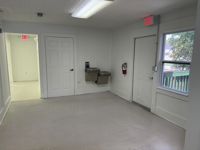 More Photos Of 2023 Jeffcott St, Fort Myers Medical For Lease