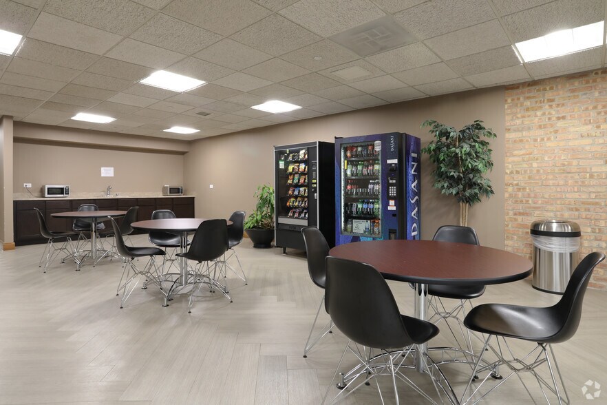 More Photos Of 1204-1332 W Northwest Hwy, Palatine Office For Lease