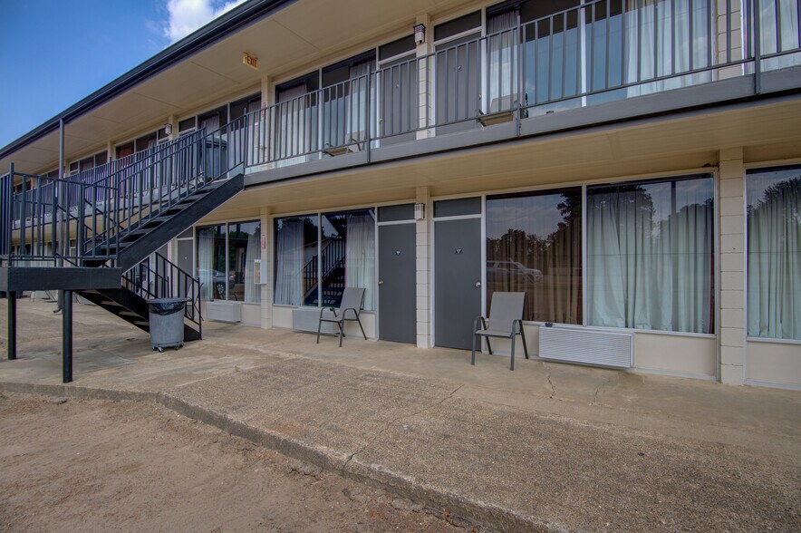 More Photos Of 100 W Wilson St, Valliant Hotel For Sale