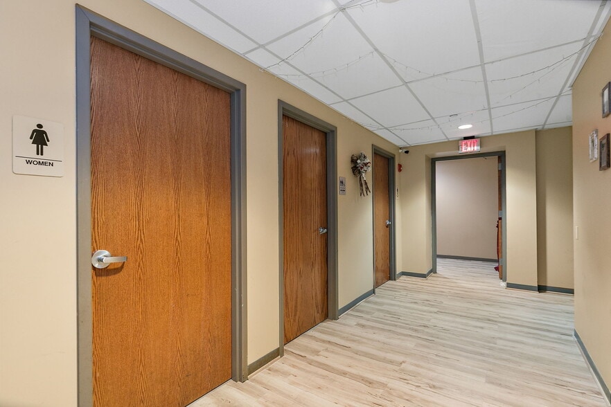 More Photos Of 425 W State St, Sycamore General Retail For Sale