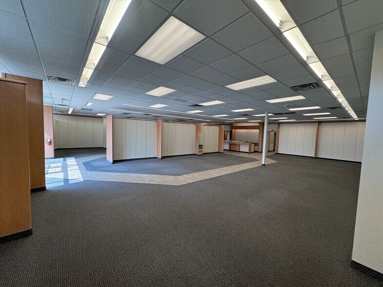 More Photos Of 1710 E Jackson St, Macomb Storefront For Lease