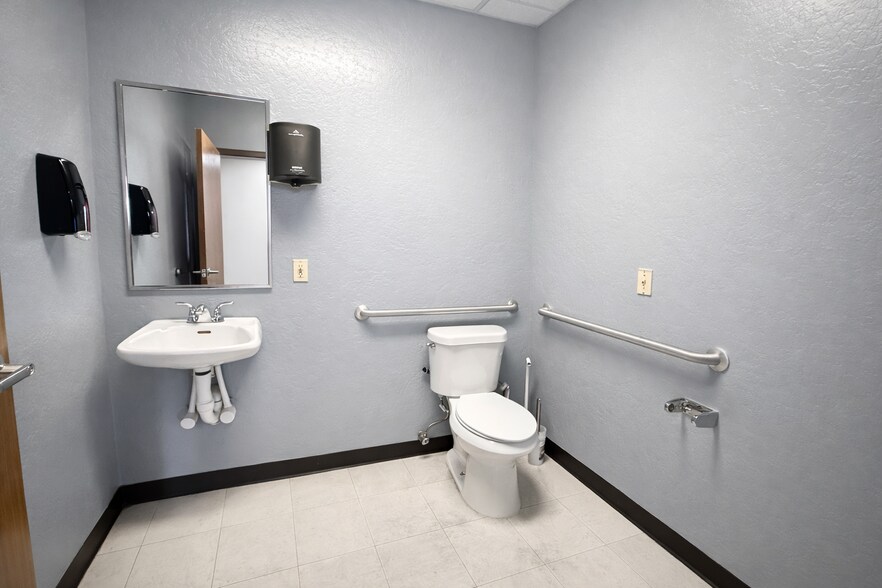 More Photos Of 7416 NW 84th St, Oklahoma City Manufacturing For Lease