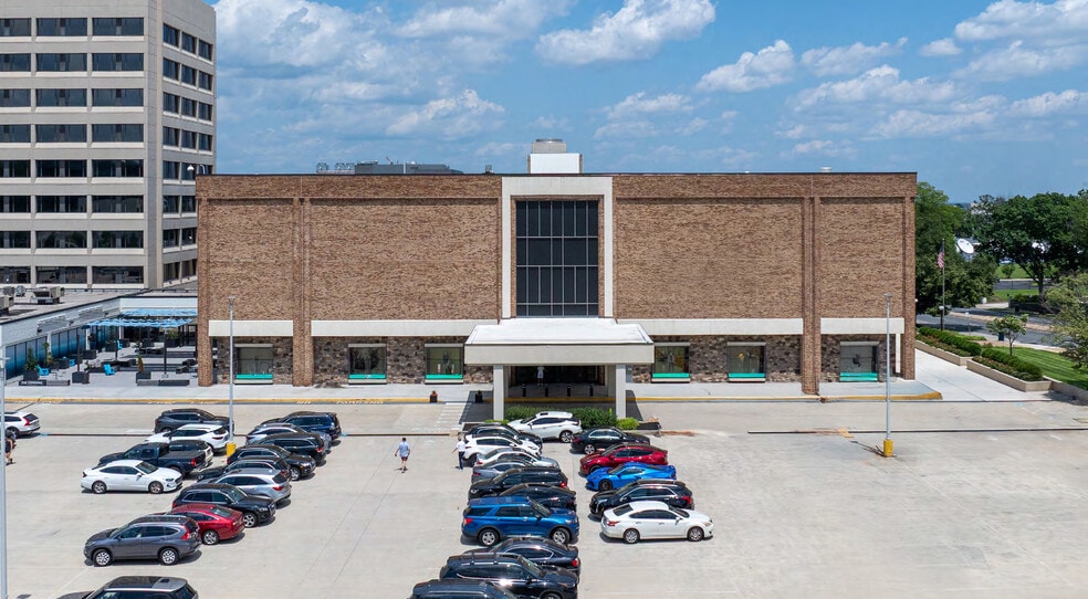 Primary Photo Of 2 Bala Plz, Bala Cynwyd Department Store For Lease