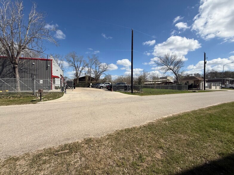 More Photos Of 14111 Elmfield St, Houston Warehouse For Sale