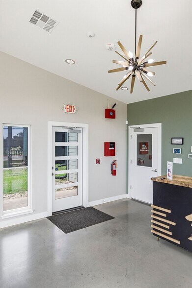More Photos Of 1410 Live Oak Rd, Leander Showroom For Sale
