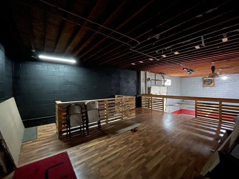 More Photos Of 1577 Ellinwood Ave, Des Plaines General Retail For Sale