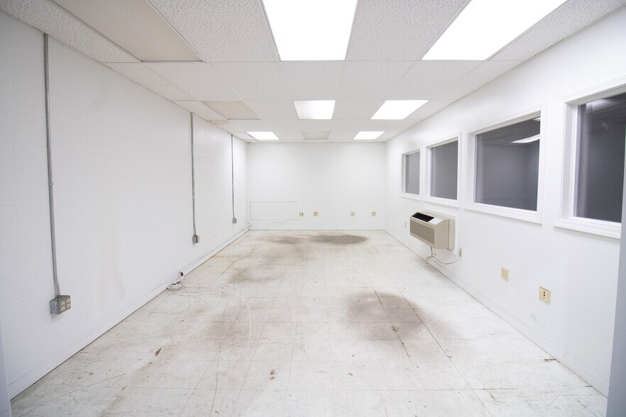 More Photos Of 946 S State Road 32, Union City Manufacturing For Lease