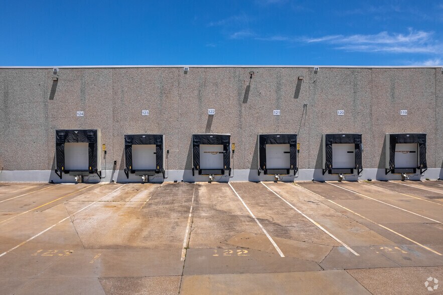 More Photos Of 8901 Forney Rd, Dallas Warehouse For Lease