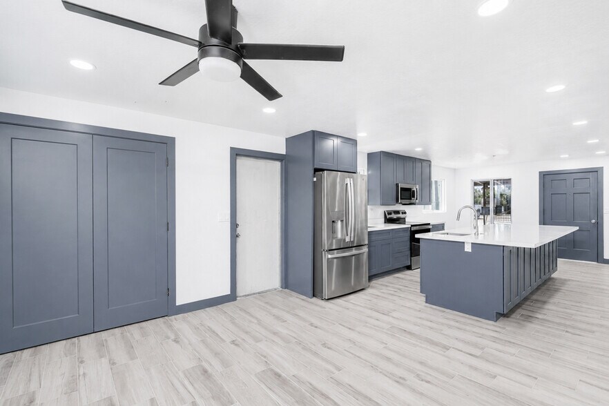 More Photos Of 958 W Main St, Mesa Flex For Lease