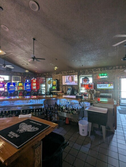 More Photos Of 9401 S Roberts Rd, Hickory Hills General Retail For Sale